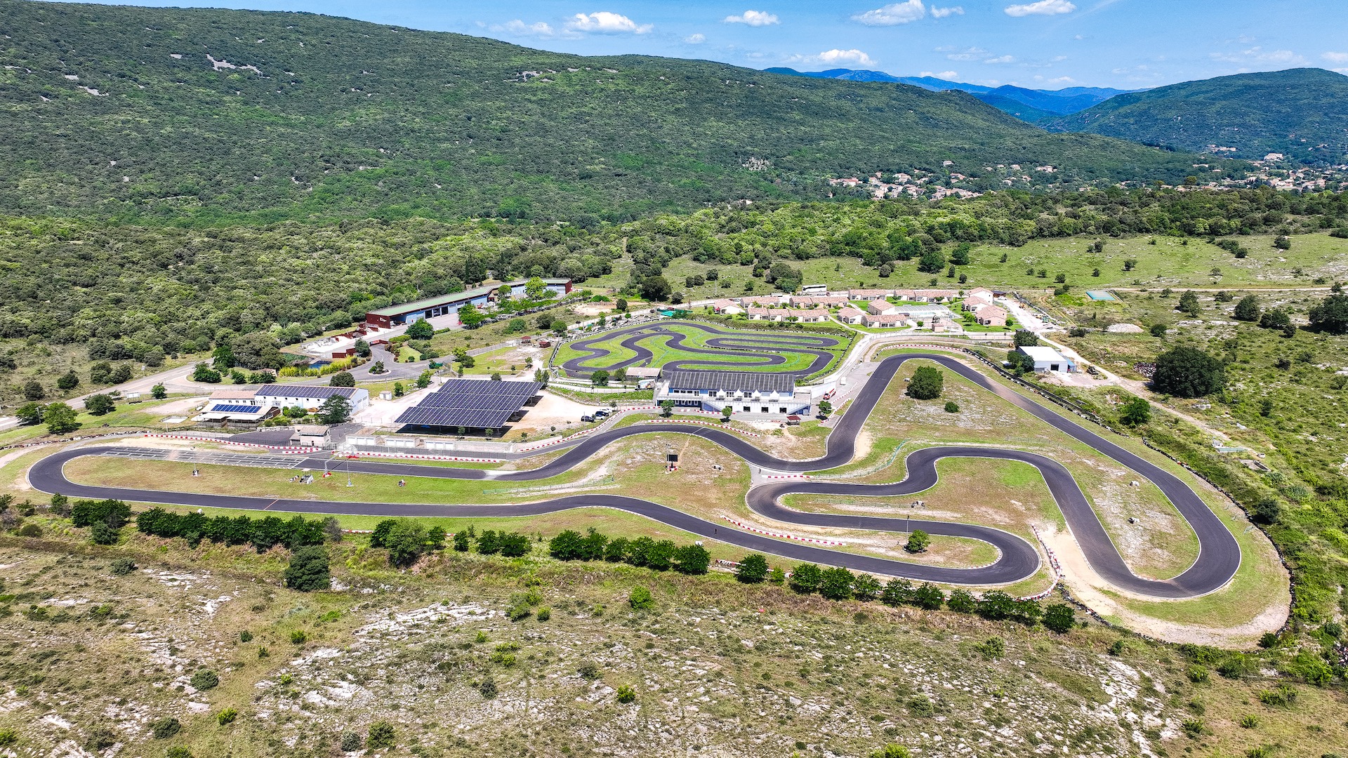 Circuit karting et moto hotel de la résidence du parc et loisirs de Brissac (Cévennes)